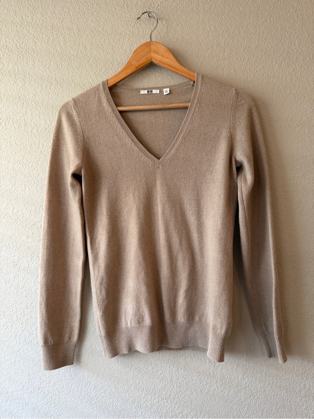 Uniqlo Cashmere Classic V-Neck Women’s V Neck Sweater in Tan Small